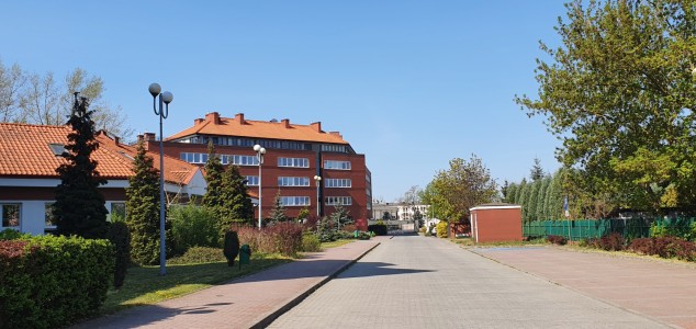 Widok na budynek internatu szkoły 